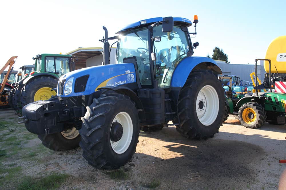 Tracteur neuf de couleur bleue de marque New Holland en extérieur